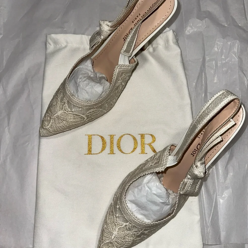 Dior Cream Lace Pointed Slingback Pumps with Bow - Picture 5 of 5